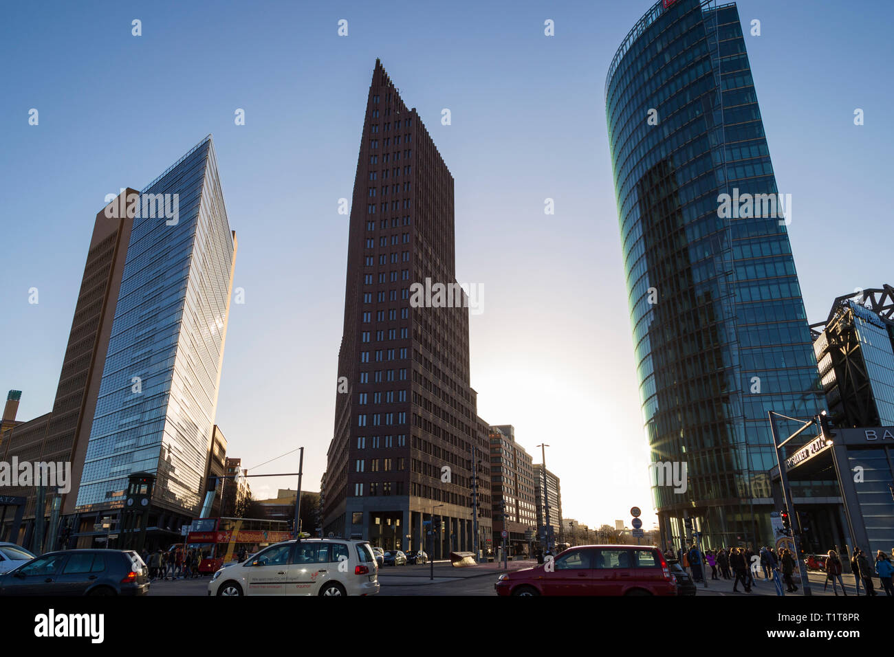 Modernes hohes Gebäude gegen den klaren, blauen Himmel und Menschen und Autos auf den Straßen am Potsdamer Platz im Zentrum von Berlin, Deutschland, an einem sonnigen Tag. Stockfoto