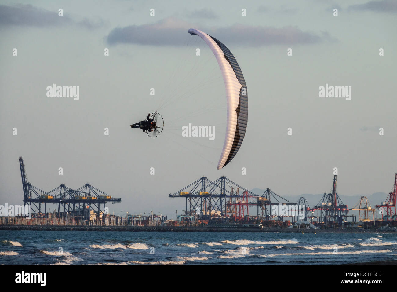 Hafen von Valencia, Spanien Gleitschirmfliegen über der Mittelmeerküste, Docks und Hafen zurück Stockfoto Hafen von Valencia, Spanien Gleitschirmfliegen über der Mittelmeerküste, Docks und Hafen zurück Stockfoto
