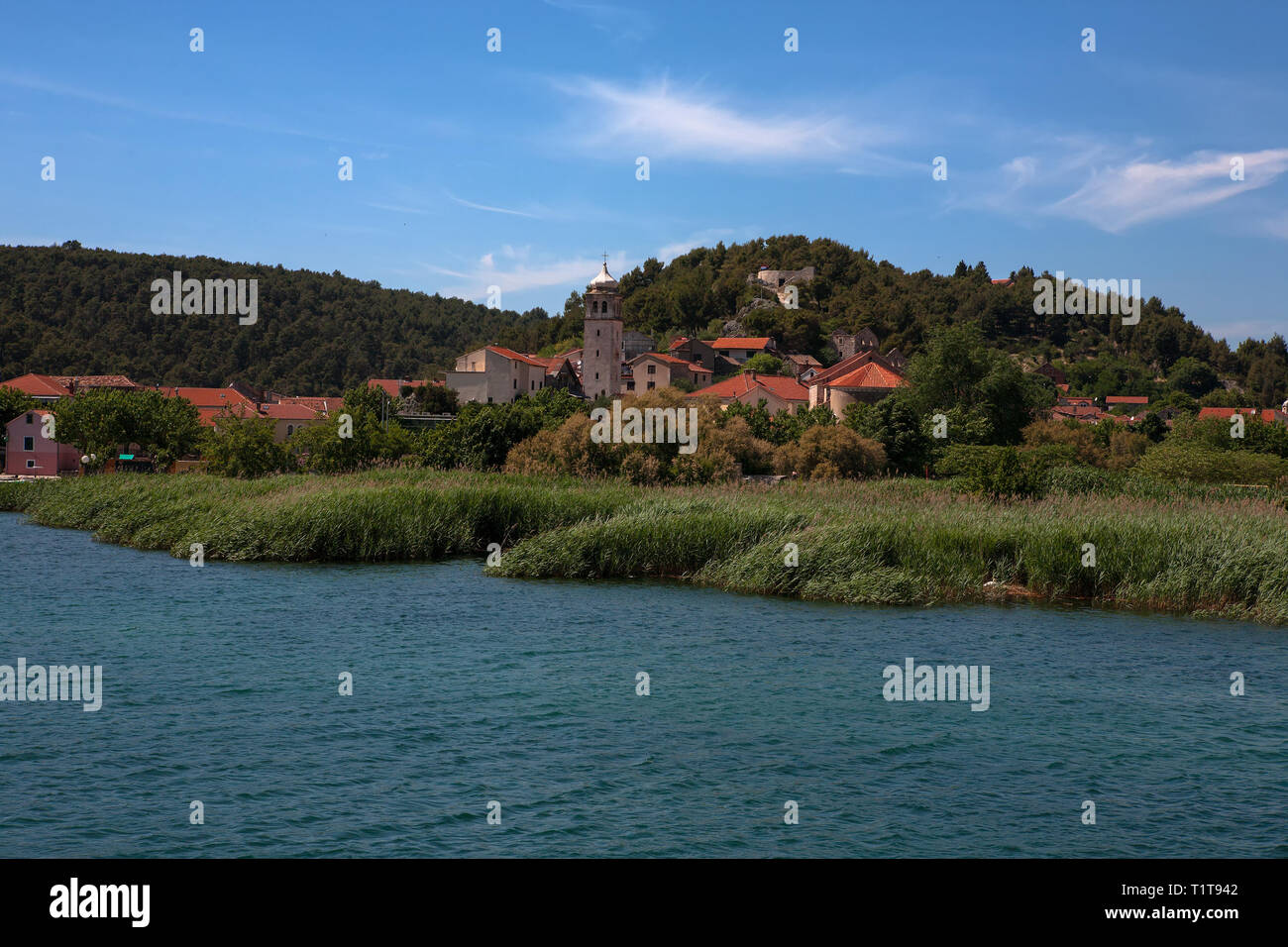 Skradin, vom Fluss Krka, Šibenik-Knin, Kroatien gesehen Stockfoto