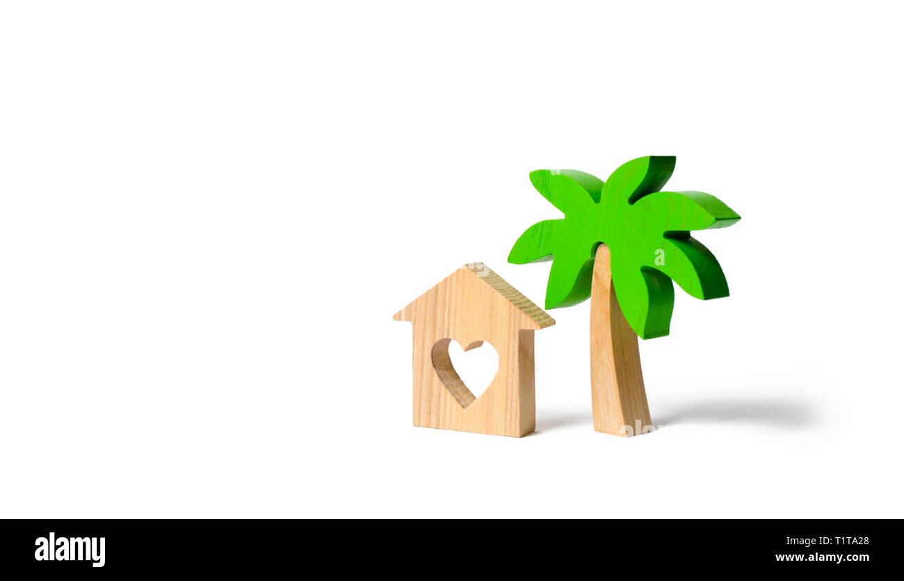 Holz- Palme und Haus mit Herz in einem isolierten Hintergrund. Konzeptionelle Freizeit und Urlaub. Vermietung Wohnungen und Eigenschaften in das Resort. Romantische Stockfoto