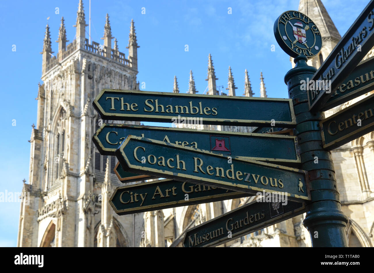 Straßenschild und das York Minster, York, North Yorkshire, England, Februar 2019 Stockfoto