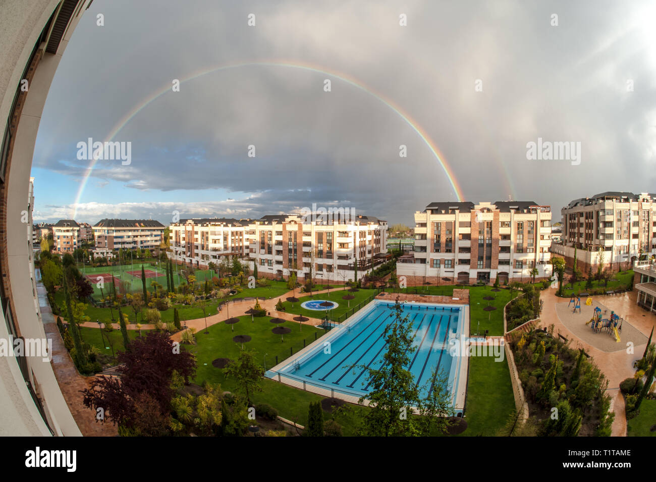Ein voller Regenbogen als vom Balkon eines high class Vorort von Madrid gesehen. Spanien. Stockfoto