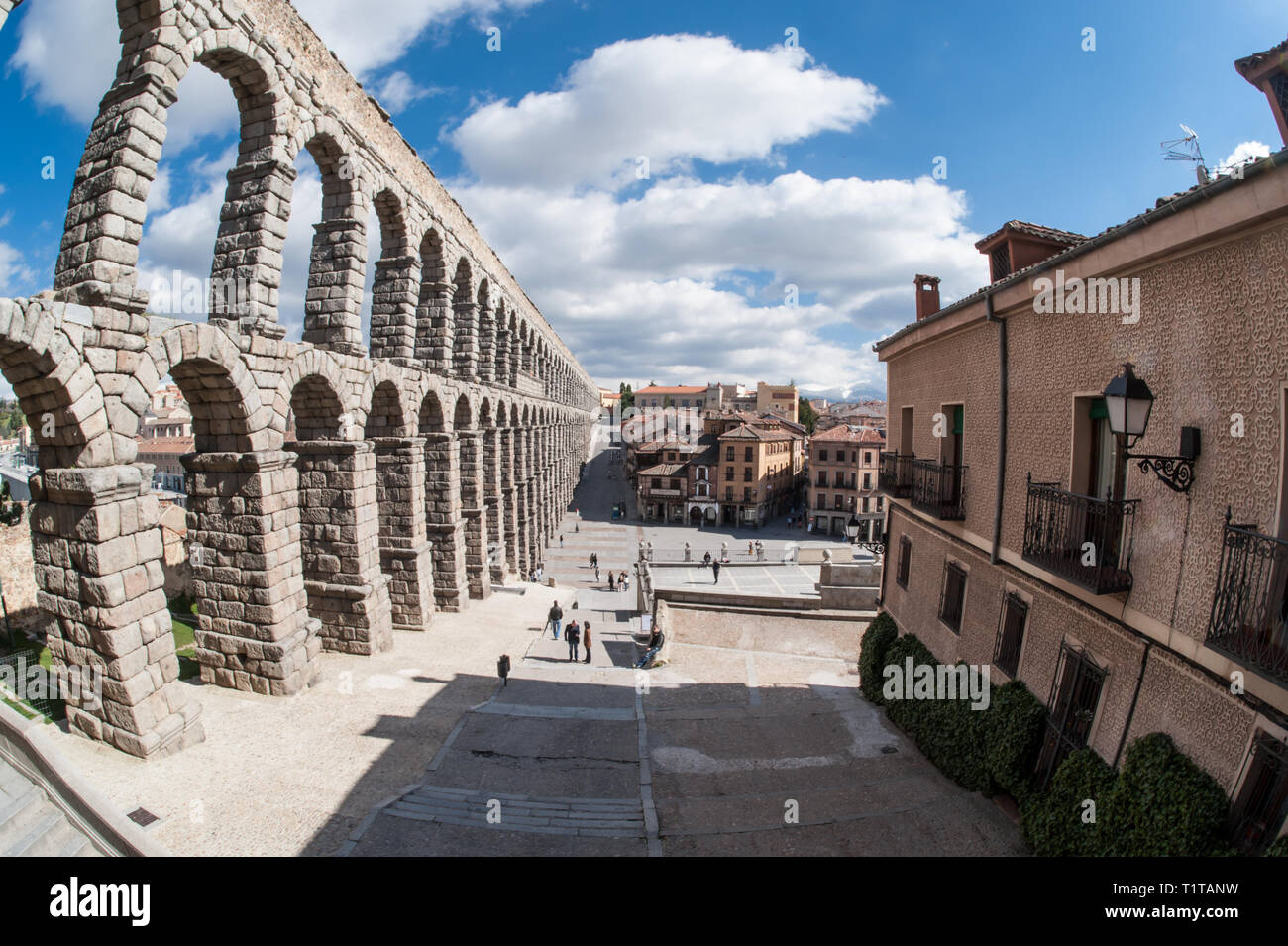 Das Aquädukt von Segovia, eine der am besten erhaltenen erhöhten römischen Aquädukte in der Welt. Stockfoto