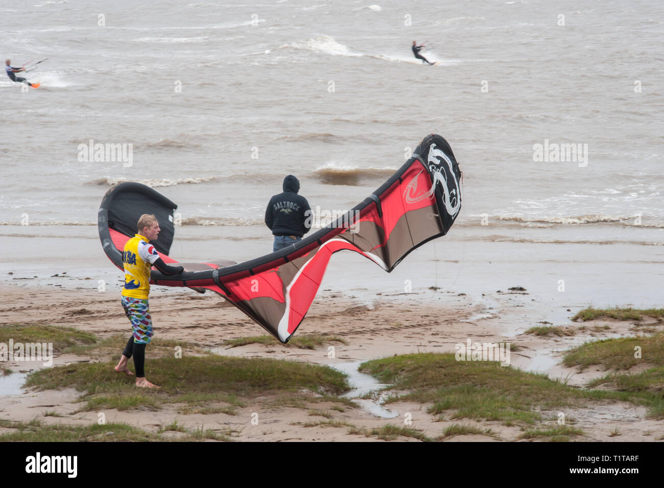 Ein kiteboarder mit einem roten "Vorderkante aufblasbare Kite' am Strand von Morecambe, Großbritannien. Stockfoto