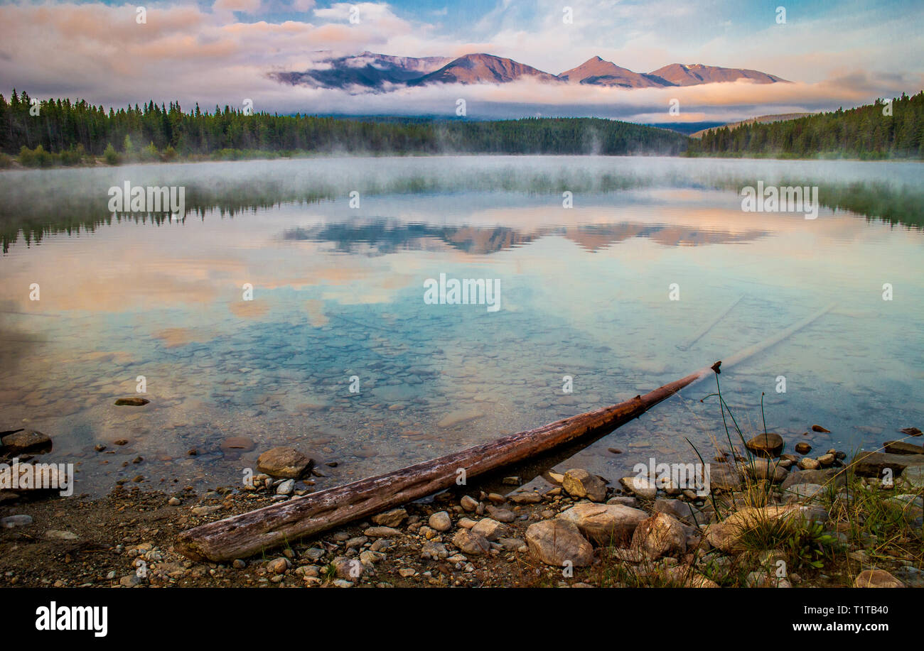 Blick auf die Patricia Lake in der Nähe von Jasper British Columbia Kanada. Frühe Licht Stockfoto