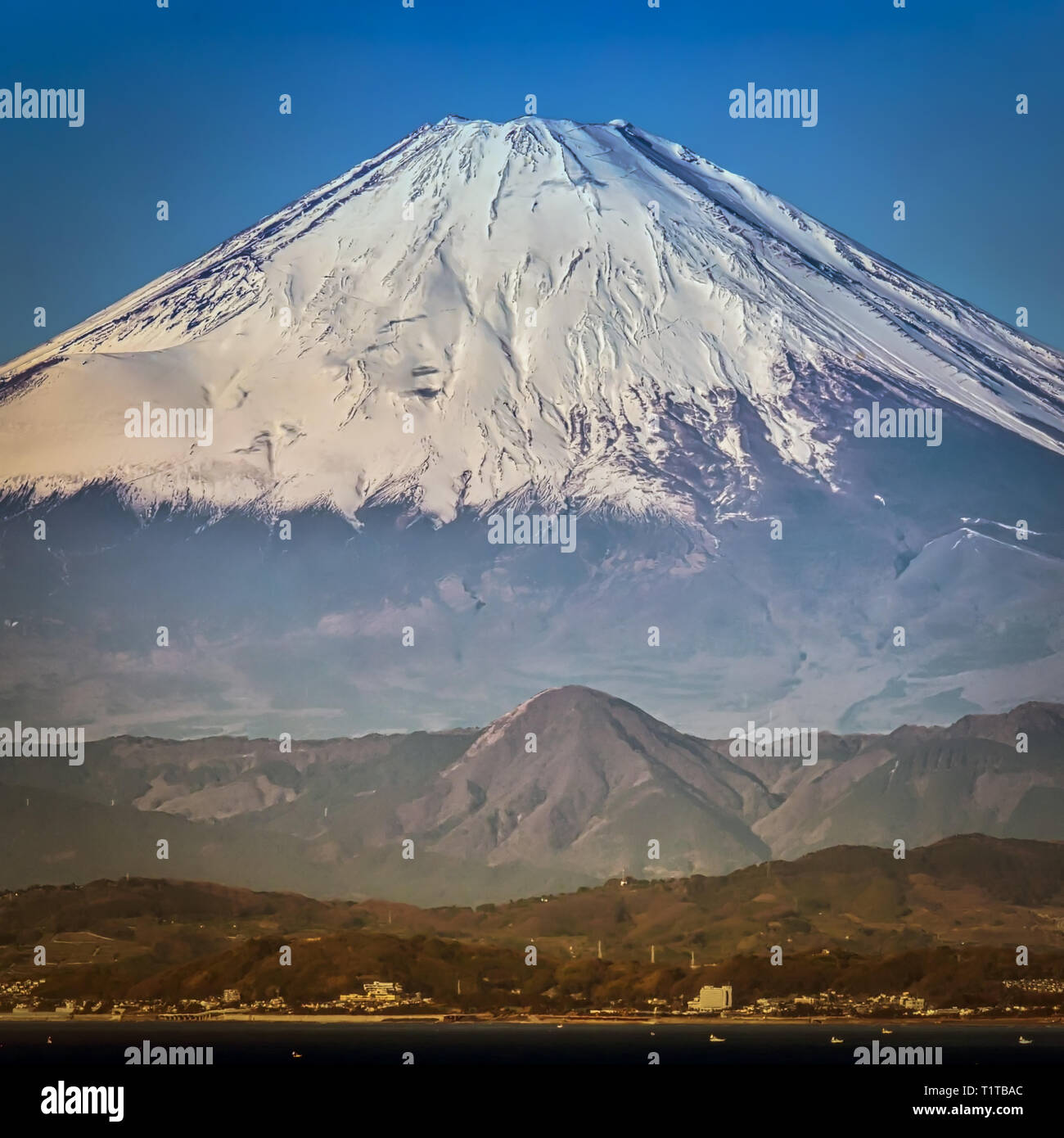 Mount Fuji als Über von Sagami Bay in der Nähe von Hayama, Japan gesehen. Stockfoto
