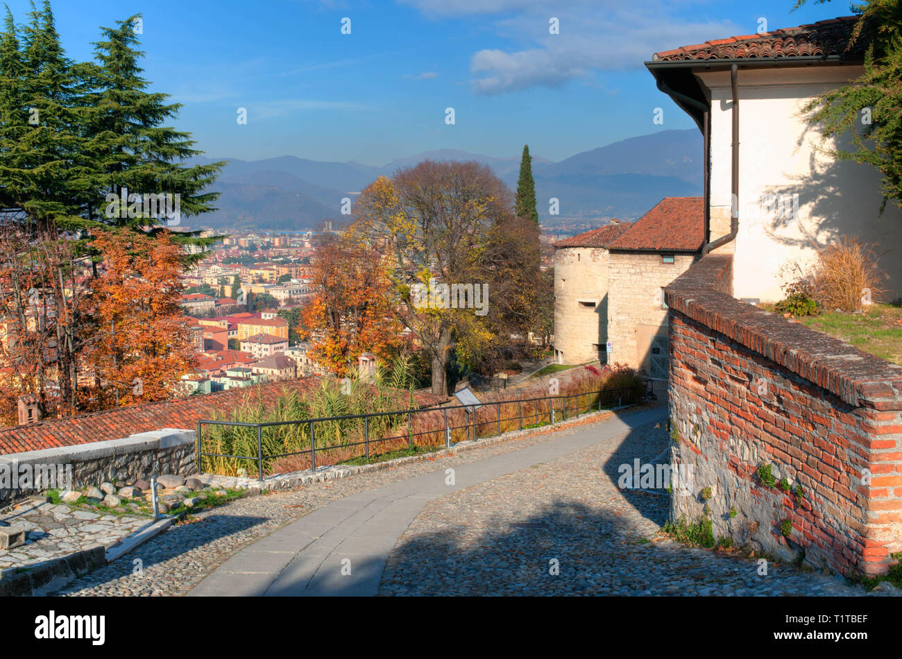 Blick auf die schmale Straße in Brescia in der Lombardei. Italien Stockfoto