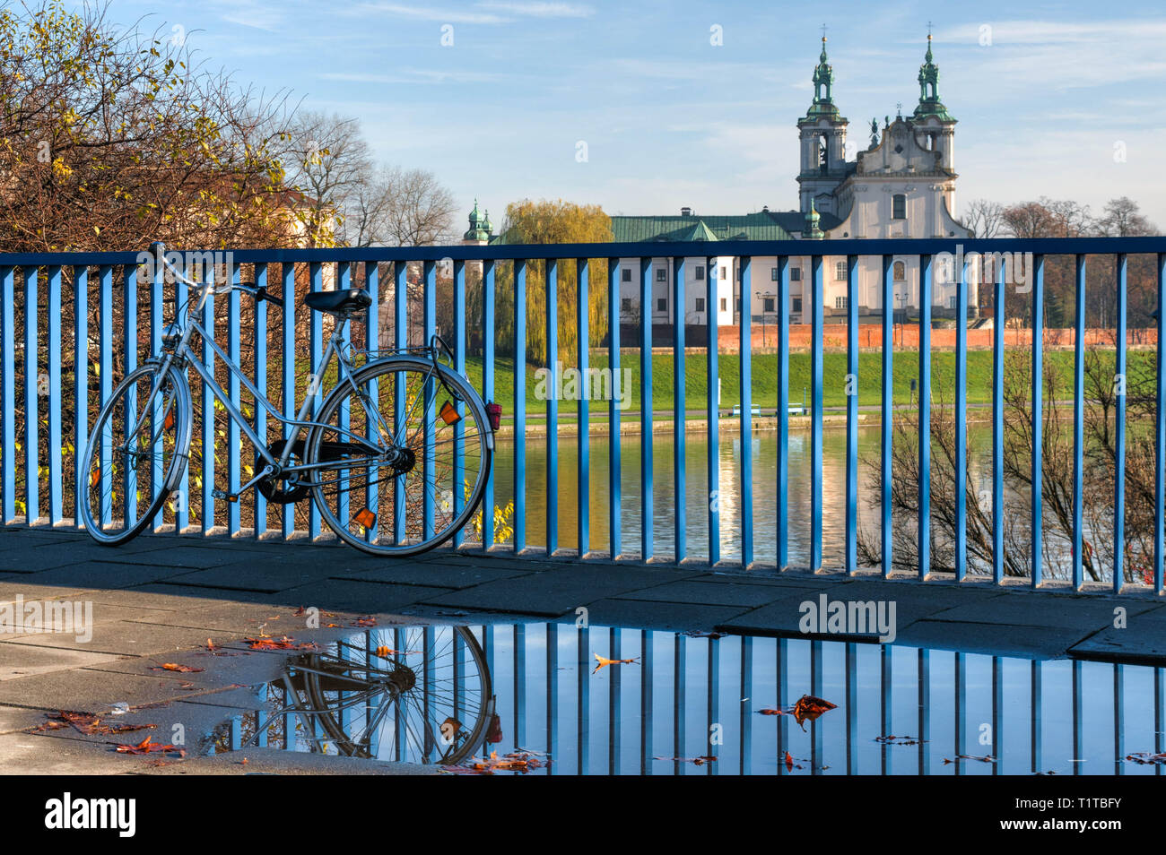 Fahrrad in der Nähe der Pfütze auf einem Krakau Brücke mit Reflektion Stockfoto