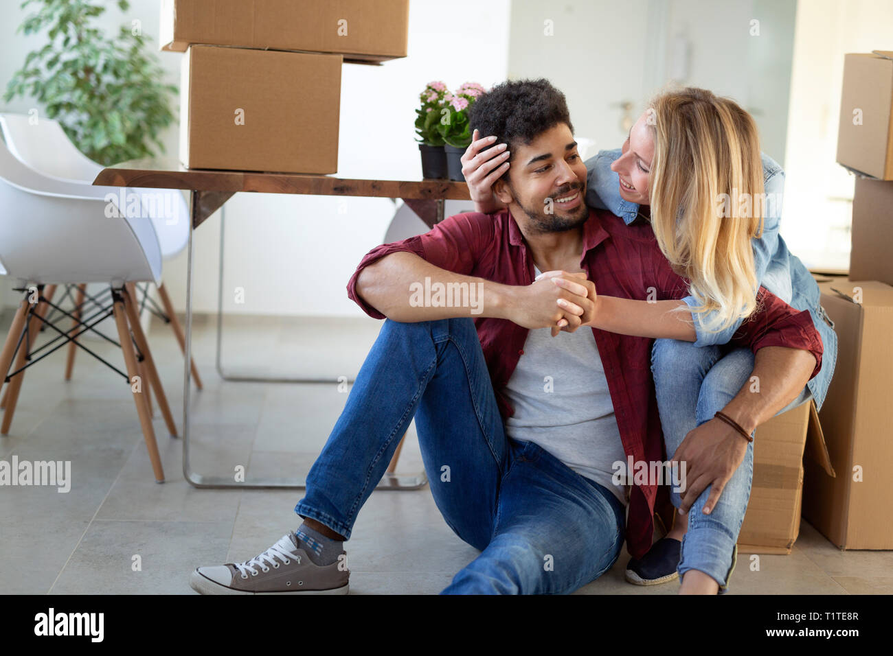 Paar genießen Ihre neue luxuriöse Home Stockfoto
