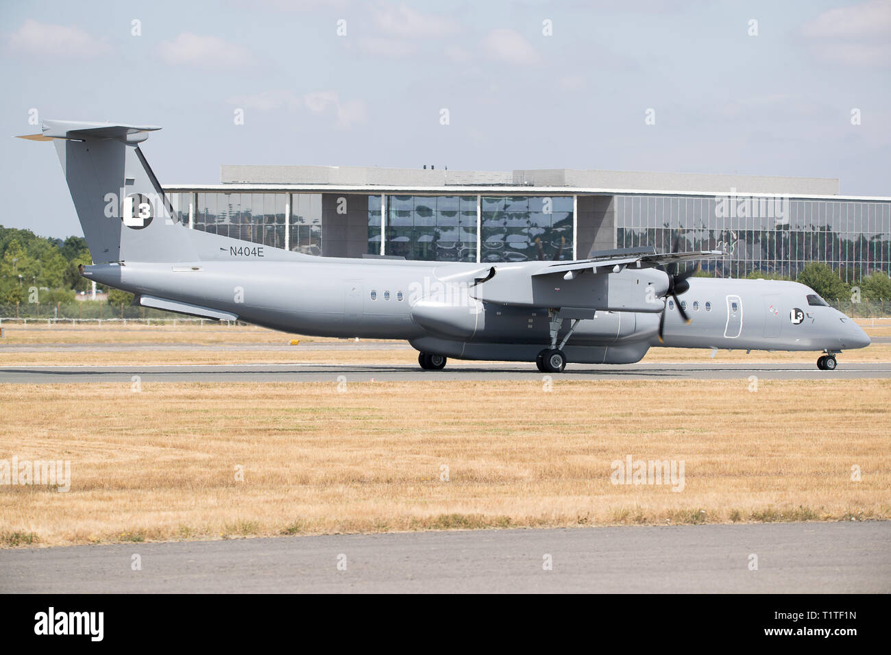 L-3 Communications Flug Advanced Aviation Bombardier Dash 8 Q400 N404E auf der Farnborough International Air Show 2018, Großbritannien Stockfoto