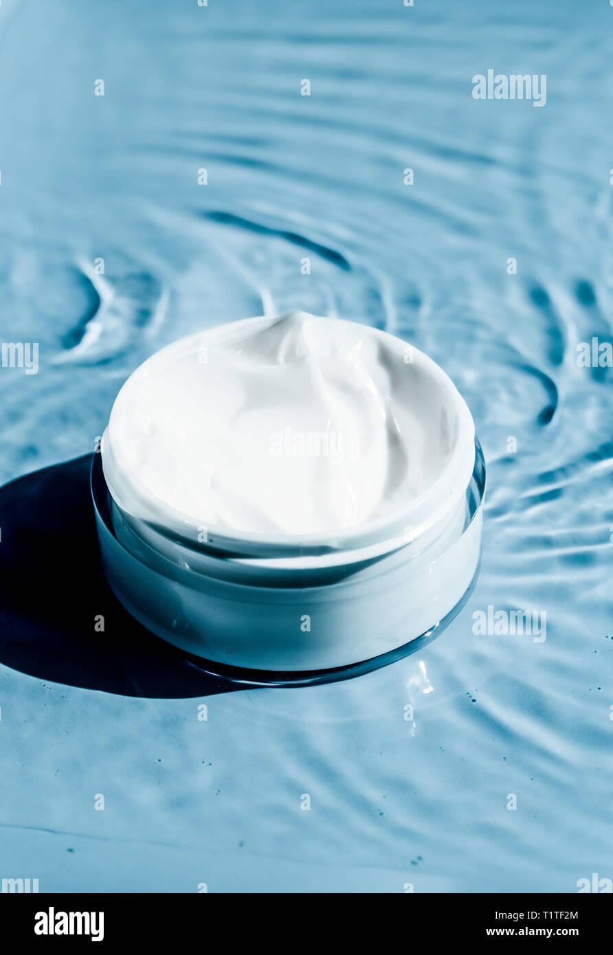 Sensible Skincare Feuchtigkeits-Creme auf Wasser Hintergrund - sauber  Schönheit, Kosmetik und Luxus Körperpflege Konzept. Naturwissenschaften für  Ihre Haut Stockfotografie - Alamy
