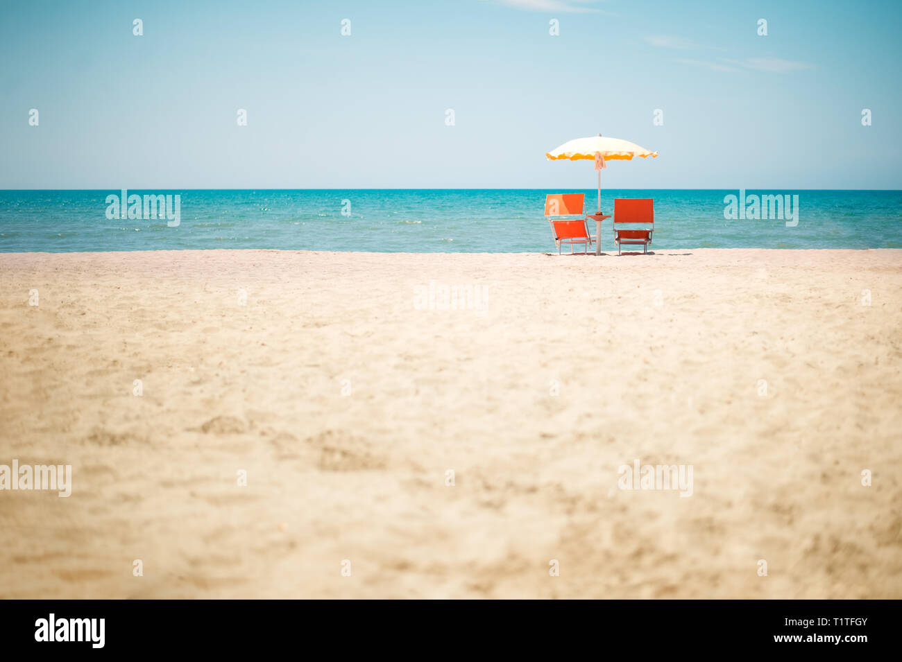 Zwei Stühle und Sonnenschirm am Strand Stockfoto