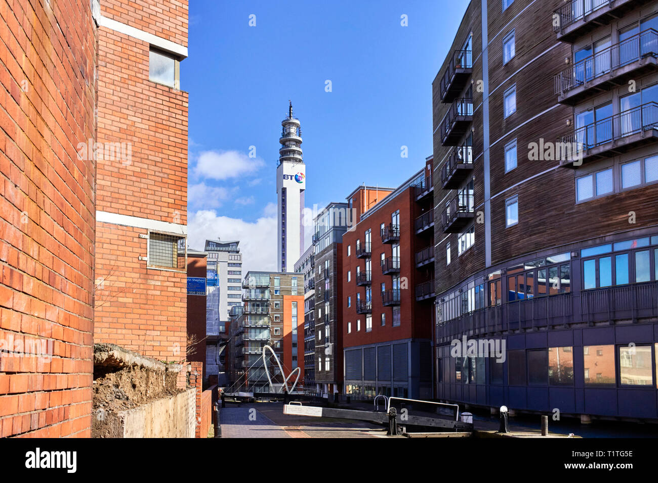 BT Tower in Birmingham mit Canal Locks im Vordergrund. Stockfoto