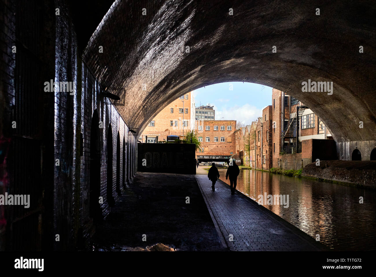 Kanal Tunnel unter der Straße und Gebäude im Zentrum von Birmingham Stockfoto