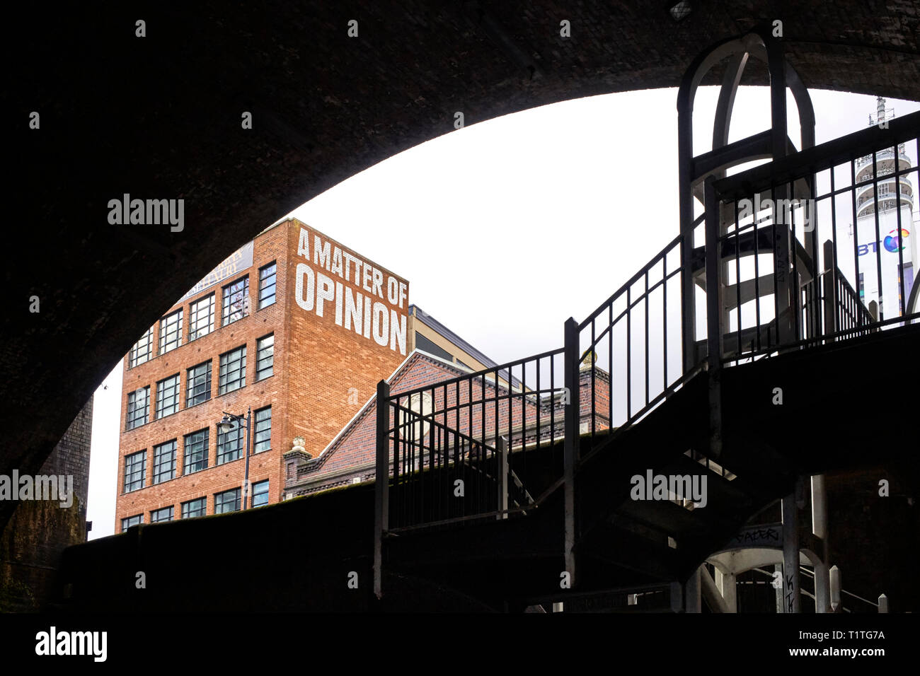 Eine Frage der Stellungnahme auf der Seite einer Birmingham gestrichenes Gebäude wie von weit unten am Kanal leinpfad gesehen Stockfoto
