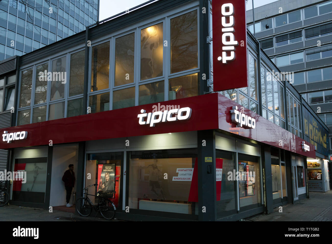 01.01.2018, Bremen, Bremen, Deutschland - tipico Wettbüro in der schäbigen Gegend von Am breiten Weg im Stadtzentrum. 00 A 180101 D 390 CAROEX.JPG [MODELL RE Stockfoto