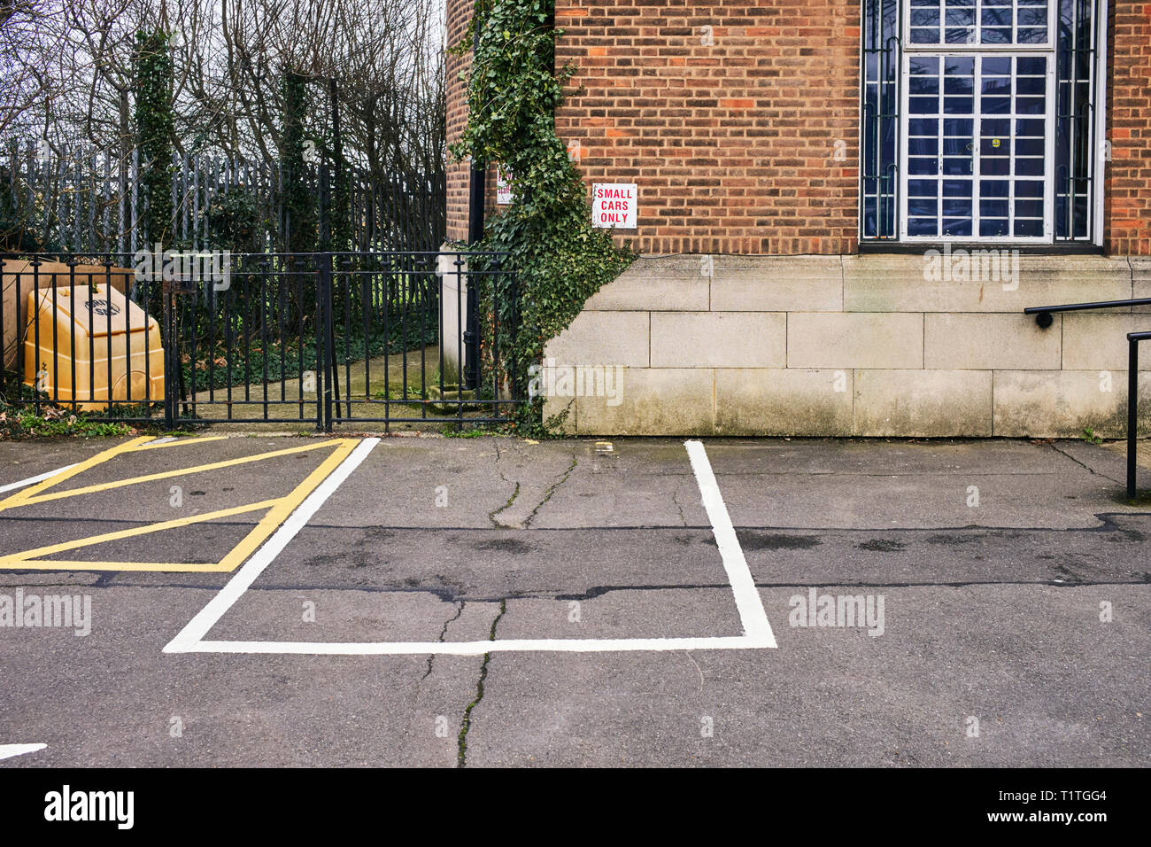 Kleine Autos nur Parkplatz außerhalb East Finchley Gebäude der Bibliothek Stockfoto