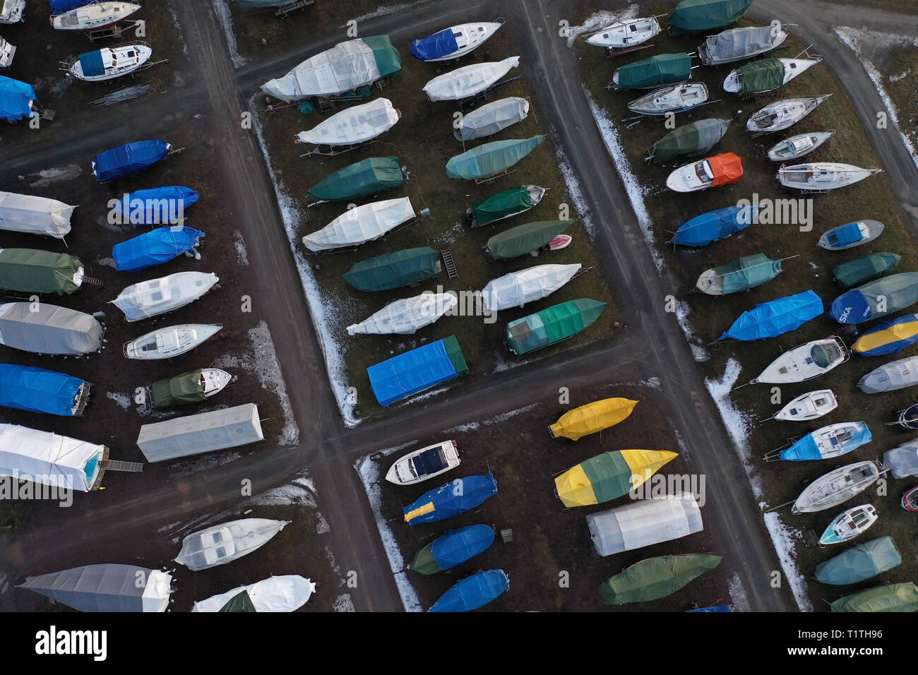 Luftaufnahme von einem Jachthafen, mit Boot zur Seite, am See Vättern ein kalter Wintertag. Stockfoto