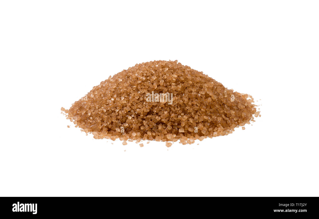 Braun oder Rohrzucker heap auf weißem Hintergrund. Vorderansicht Stockfoto