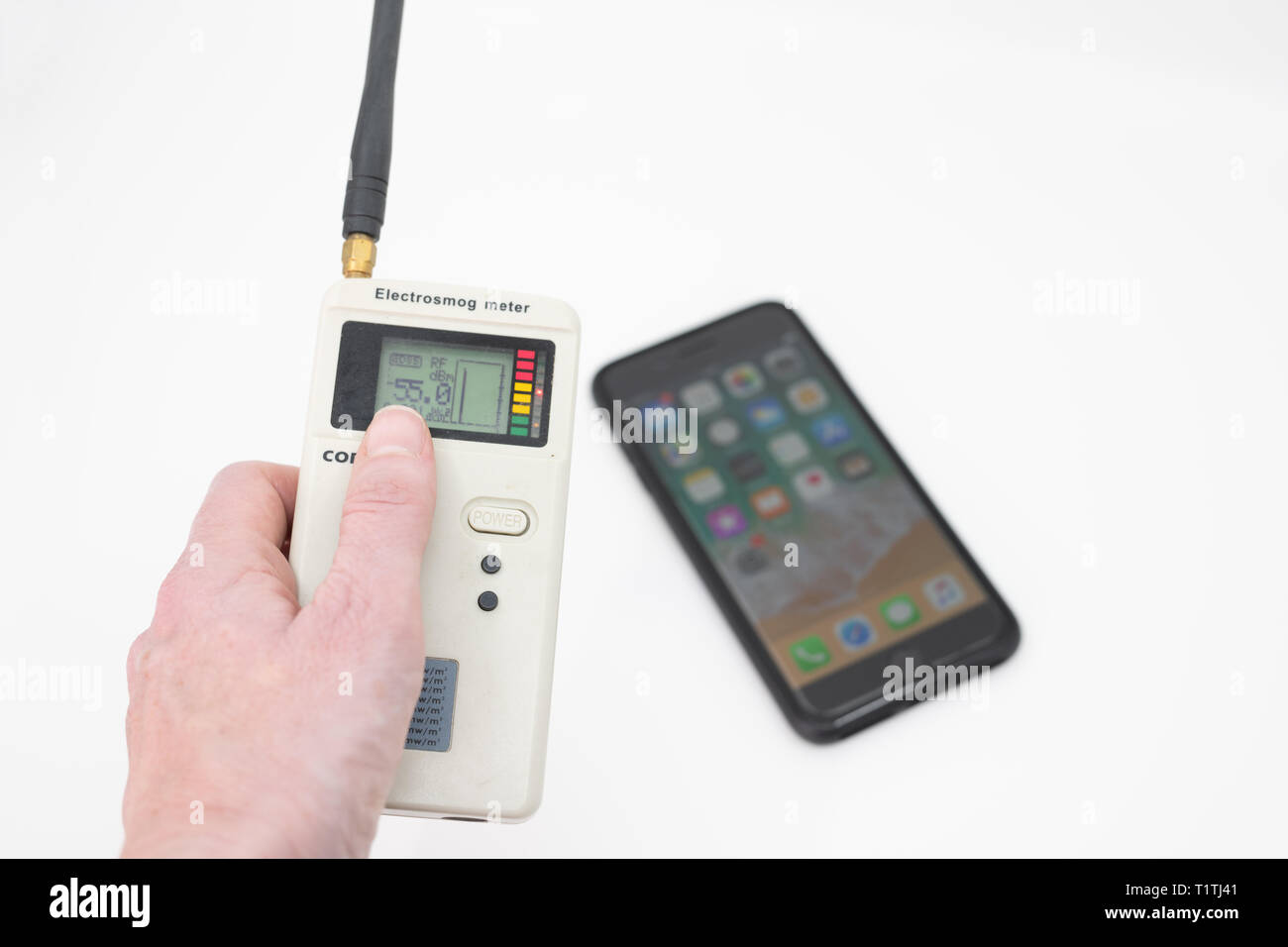 Prüfung der elektromagnetischen Strahlung durch ein smart phone gegeben Stockfoto