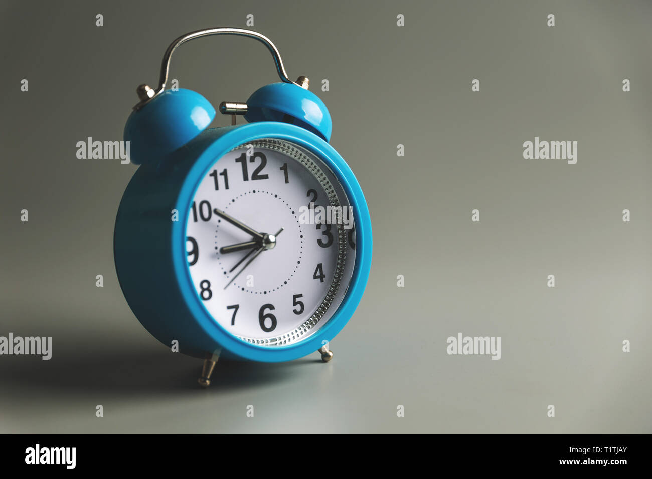 Nahaufnahme eines Vintage blau Uhr in leere Hintergrund Stockfoto