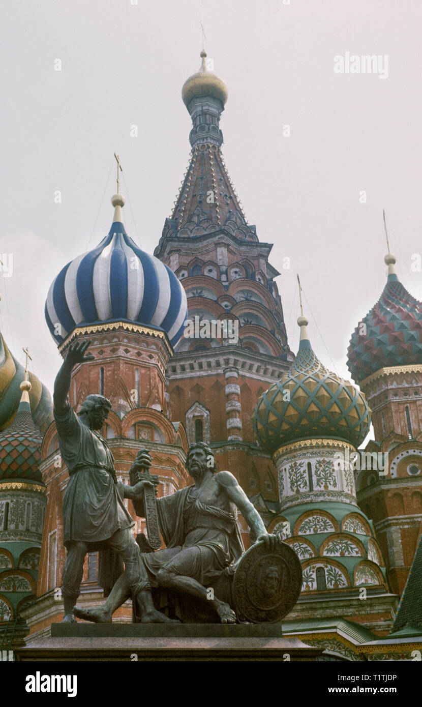 Die Basilius-kathedrale in Moskau Russland vor einer Statue mit historischen Motiv Stockfoto