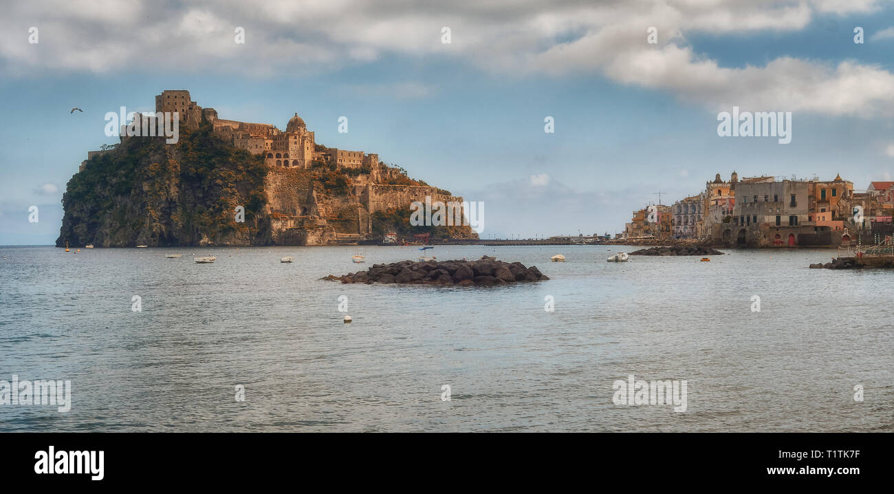Insel Ischia vom Wasser, Neapel Italien Stockfoto