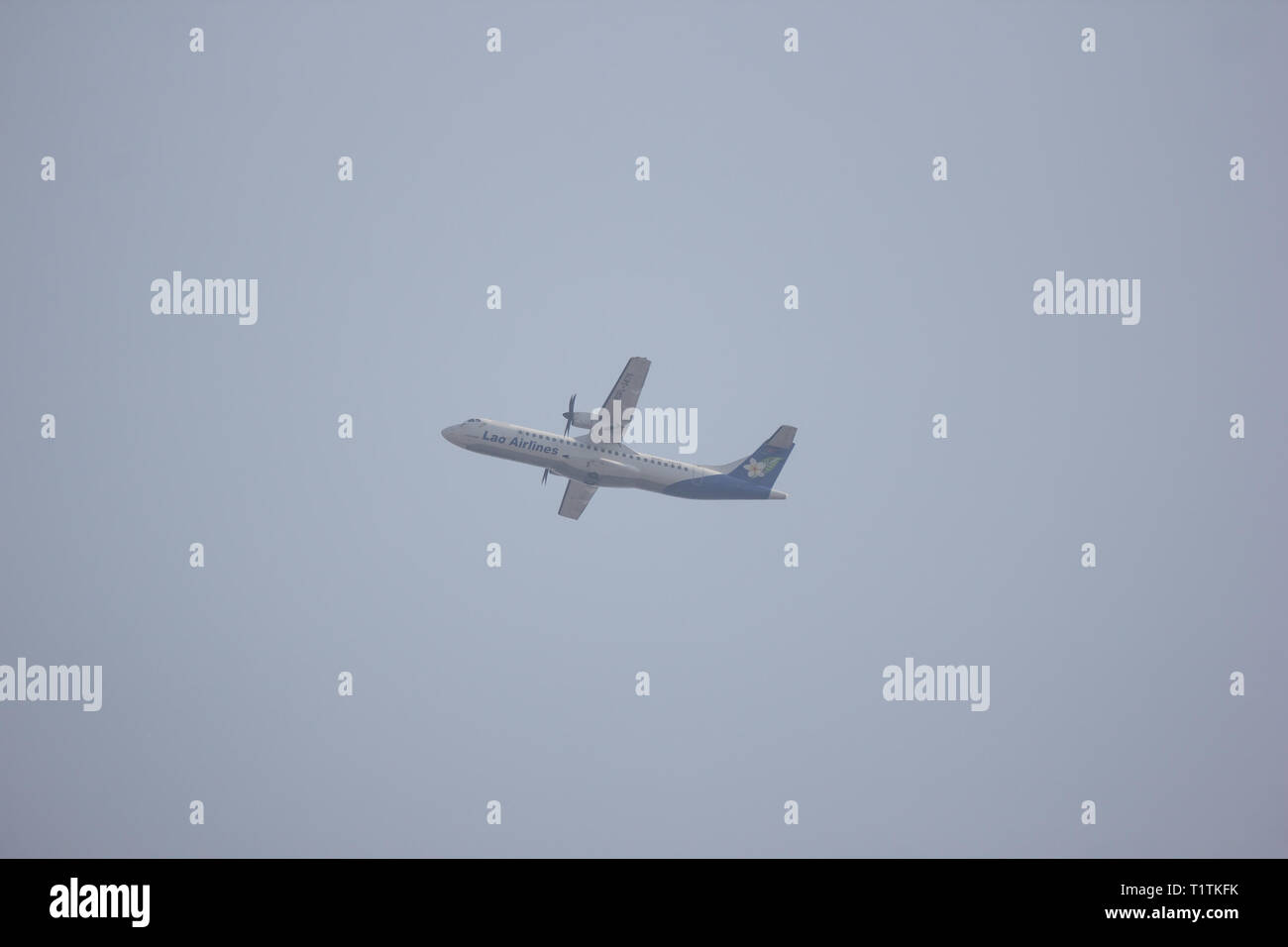 Chiangmai, Thailand - 26. März 2019: RDPL -34175 ATR 72-500 von Lao Airlines in Rauch und Verschmutzung Haze Himmel. Im Flug von Chiang Mai nach Luang Prabang. Stockfoto