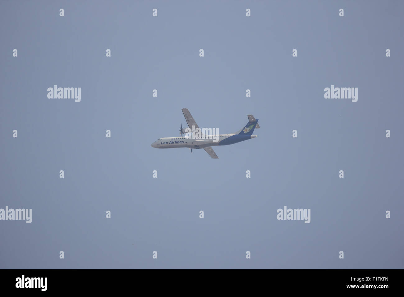 Chiangmai, Thailand - 26. März 2019: RDPL -34175 ATR 72-500 von Lao Airlines in Rauch und Verschmutzung Haze Himmel. Im Flug von Chiang Mai nach Luang Prabang. Stockfoto