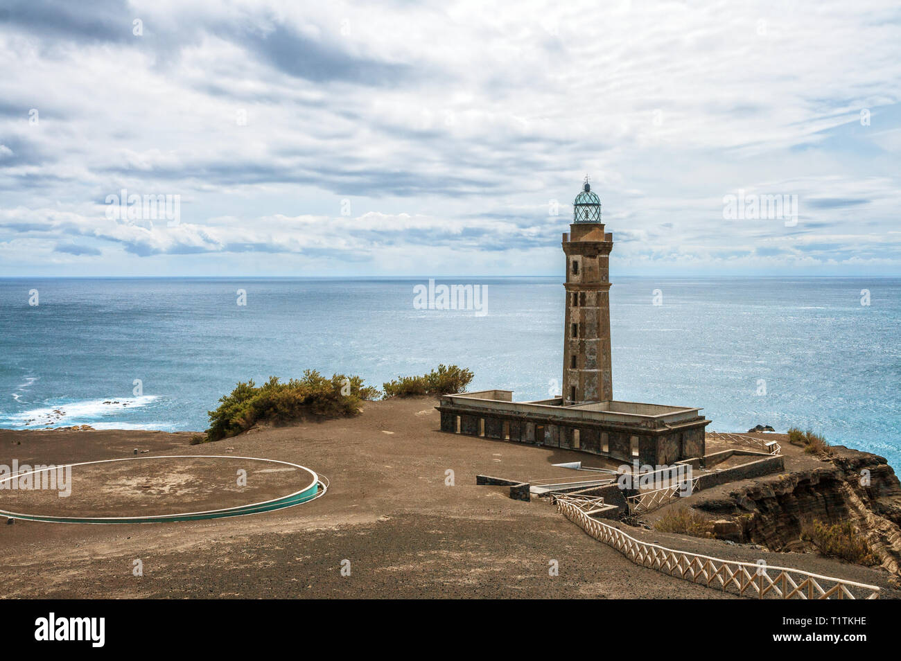 Alte Capelinhos Leuchtturm auf dem Atlantischen Ozean, Insel Faial, Azoren Stockfoto