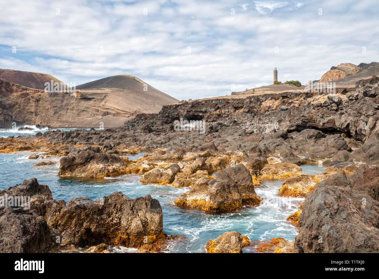 Blick auf Vulkan Capelinhos und Leuchtturm auf der Insel Faial, Azoren Stockfoto