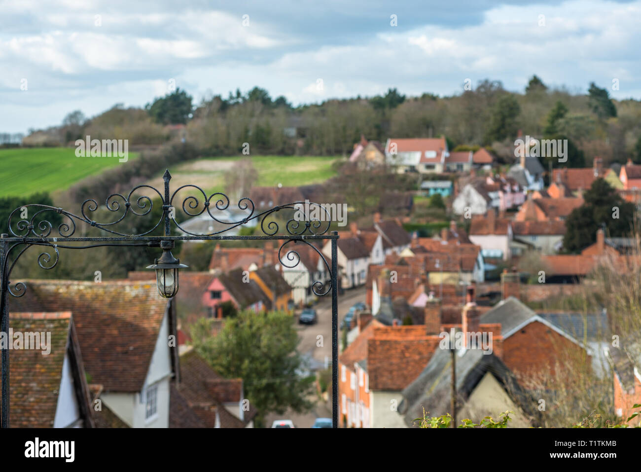 Erhöhte Blick über Kersey Dorf und die Landschaft von der Hügel an der St. Mary's Kirche. Suffolk, East Anglia, England, UK. Stockfoto