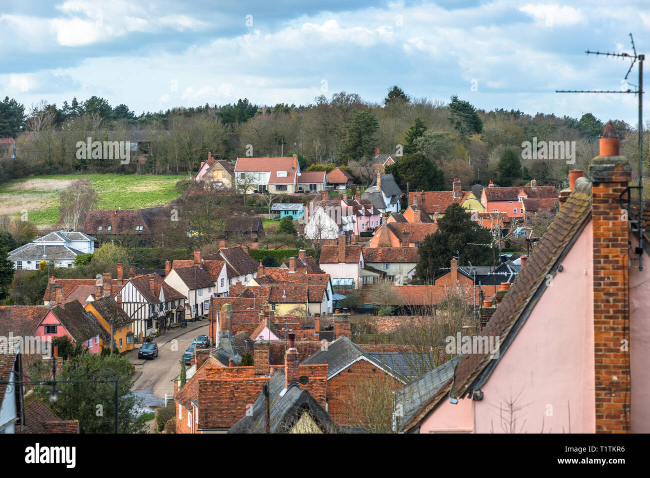 Erhöhte Blick über Kersey Dorf und die Landschaft von der Hügel an der St. Mary's Kirche. Suffolk, East Anglia, England, UK. Stockfoto