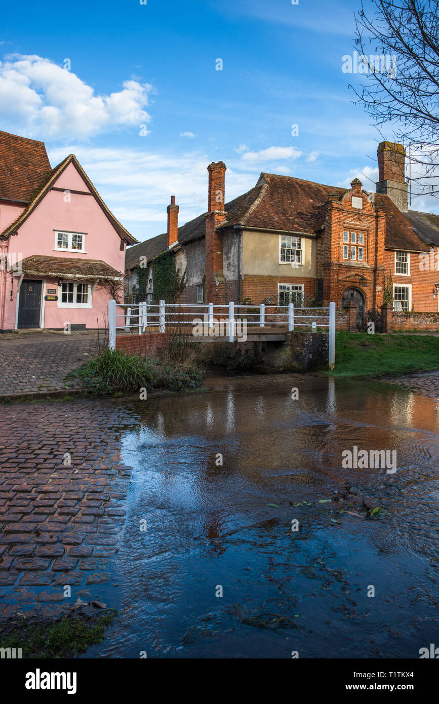 Fluss, Ford vor dem fünfzehnten Jahrhundert Ye Olde River House von 1490, in Kersey Dorf, Suffolk, East Anglia, England, UK. Stockfoto