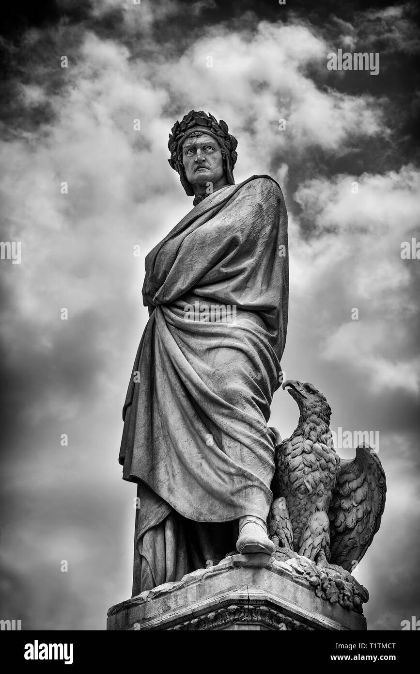 Florenz, Italien - 9. Juni 2016: Die Statue von Dante Alighieri in Piazza Santa Croce in Florenz, Italien. In Schwarz und Weiß. Stockfoto