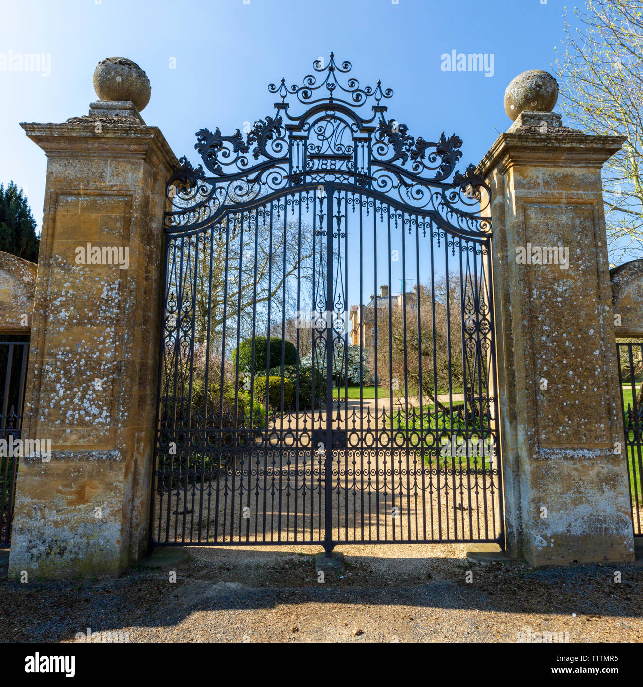 Der Eingang der eisernen Tore zu Overbury Gericht in der unberührten Cotswold Dorf Overbury, Worcestershire, England Stockfoto