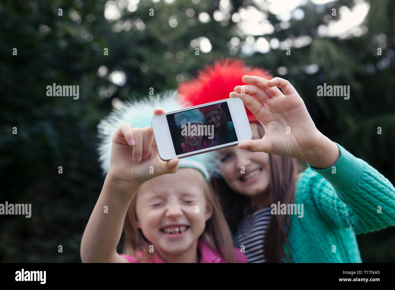 Zwei Kinder Spaß unter selfies auf einem Smartphone Stockfoto