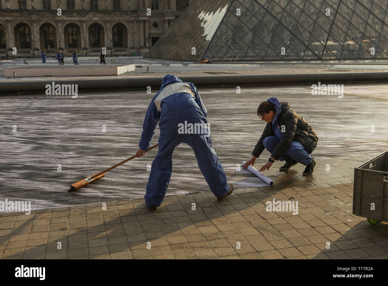 Der street artist JR verwandelt den Innenhof des Louvre. Für den 30. Jahrestag des Louvre Pyramide, vom 26. März bis 31. März 2019 von installieren Stockfoto