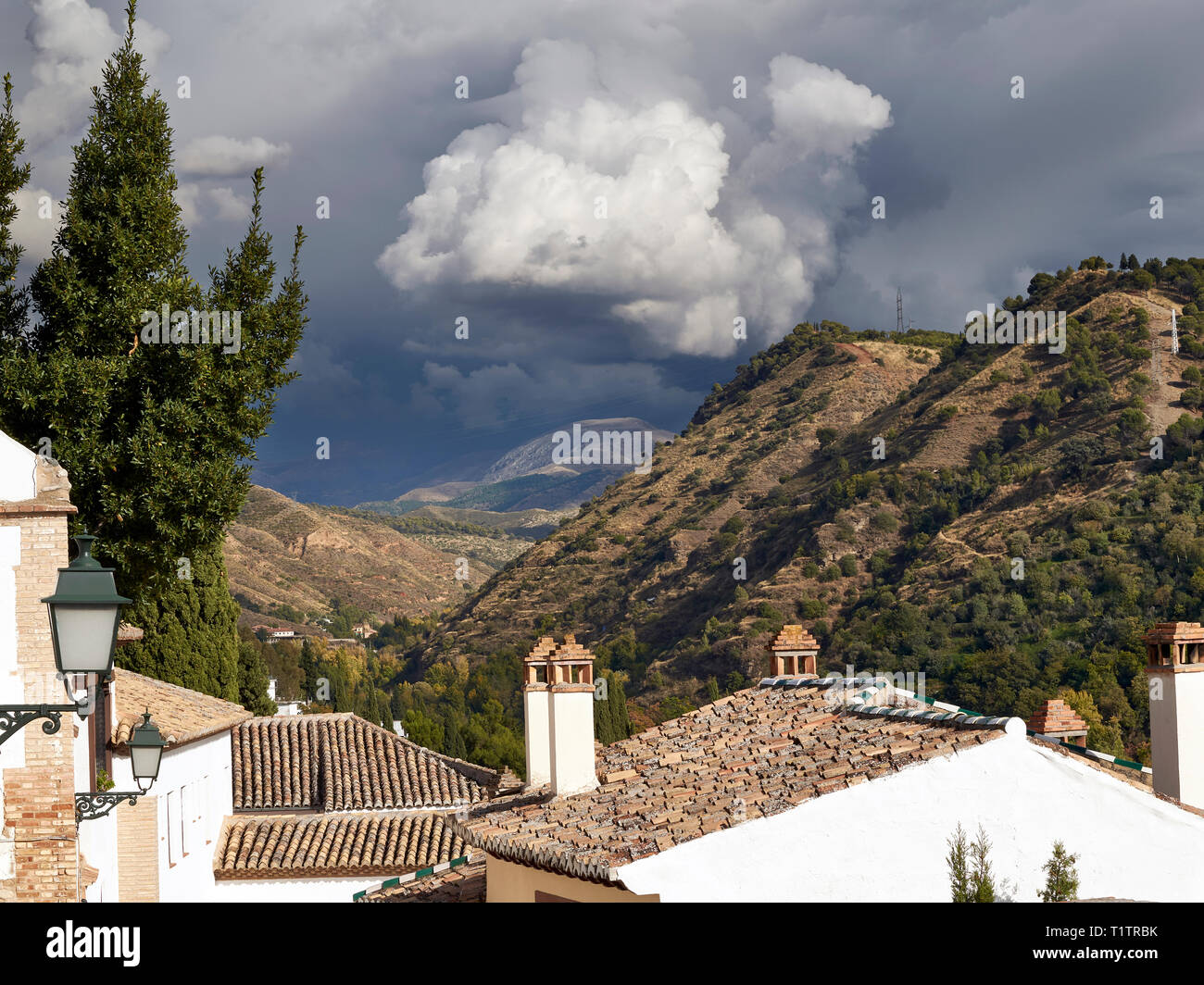 Spanien Andalusien Granada STURMWOLKEN ÜBER SPANISCHE DÄCHER UND FLIESEN Stockfoto