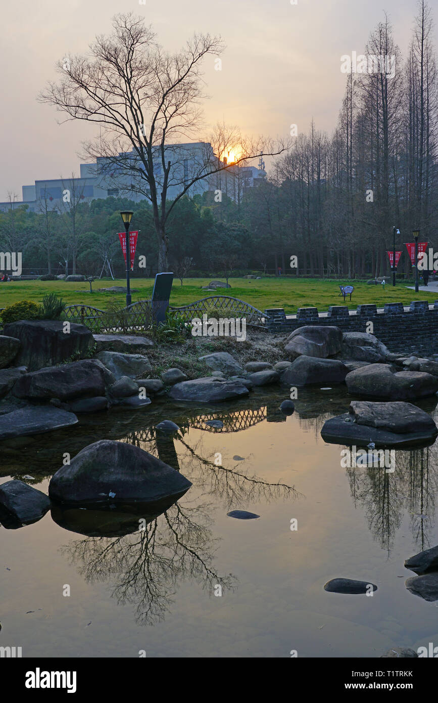 SHANGHAI, China - 4 Mar 2019 - Blick auf gucheng Park, einem städtischen Park am östlichen Ende der Renmin Road in Shanghai, China. Stockfoto