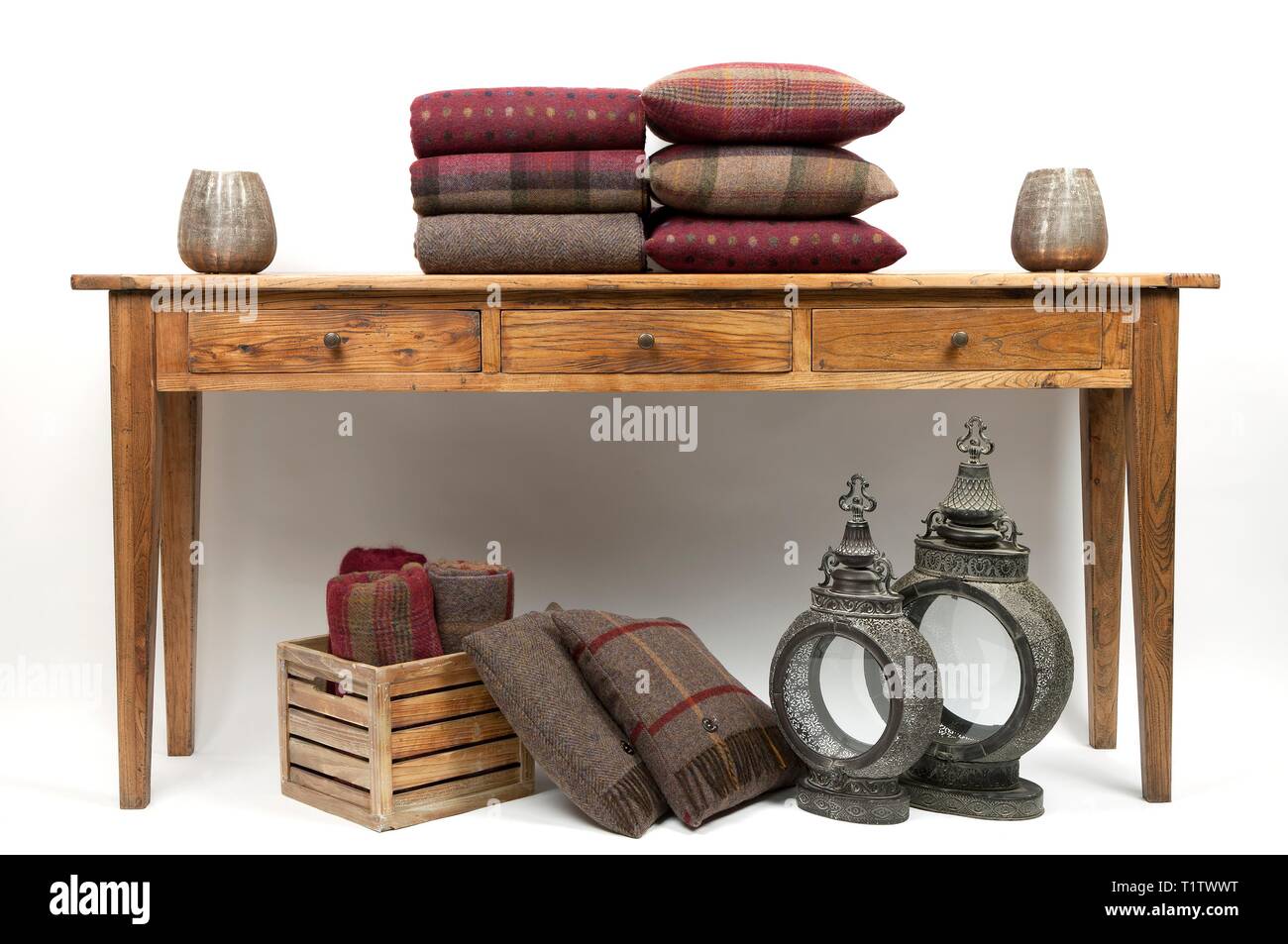 Sideboard stil Holztisch mit Kissen und Decken auf weißem Hintergrund Stockfoto