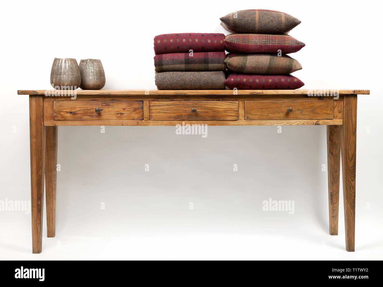 Sideboard stil Holztisch mit Kissen, Plaids und Ornamente auf weißem Hintergrund Stockfoto