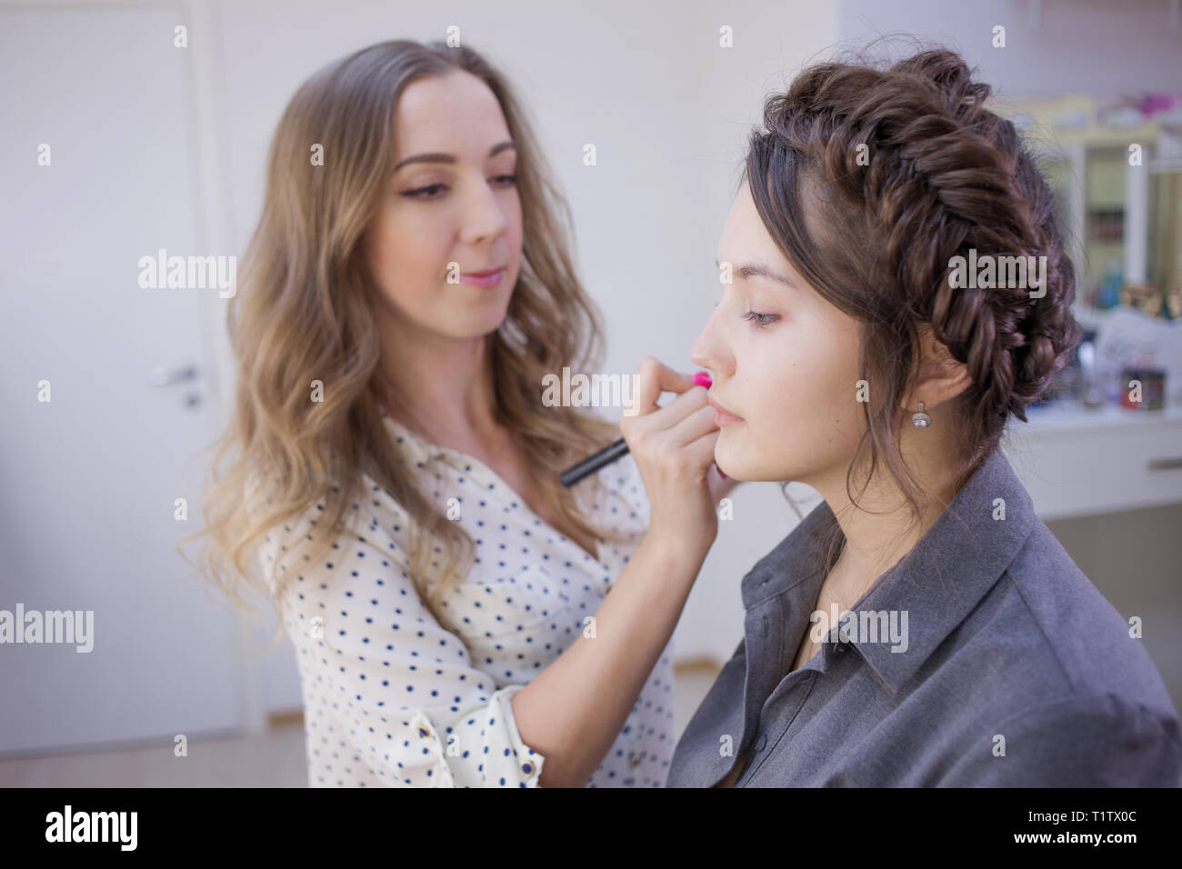 Stylist Make-up-Artist, Make-up und Haare in einem Schönheitssalon. Professionelle Make-up, Meister der Image-erstellung. Stockfoto