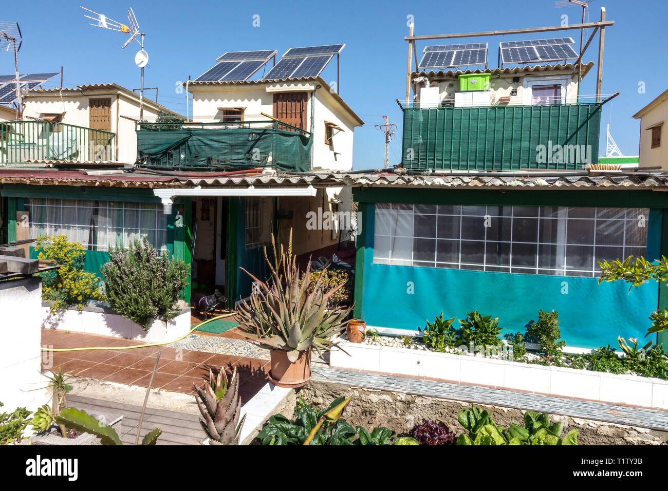 Kleine Häuser der Fischer ist eine Gruppe von 31 Häusern dauerhaft das ganze Jahr über bewohnt, ist wunderbare Architektur, Oliva, Valencia, Spanien Stockfoto