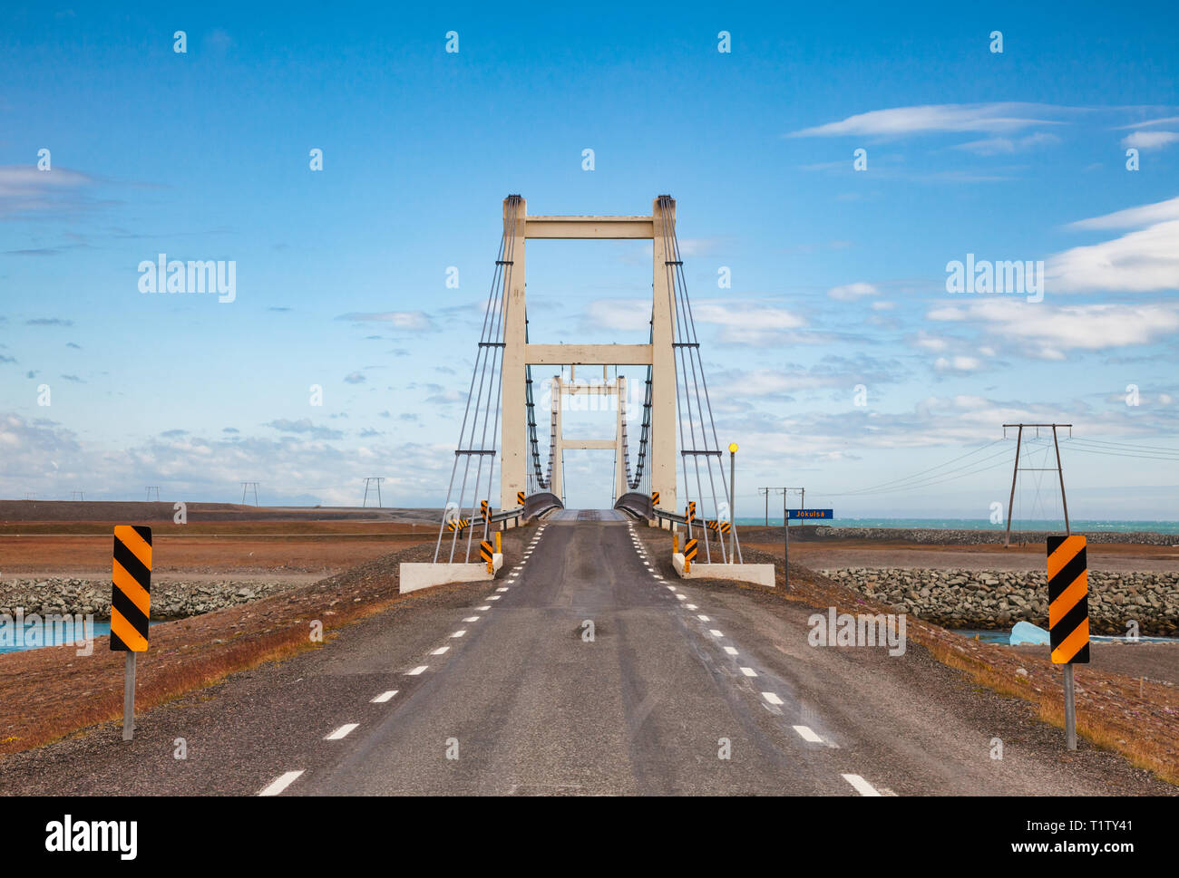 Hängebrücke über Jokulsa Glacial River an der Route 1 in der Nähe der Gletscherlagune Jokulsarlon. Route 1 oder Ring Road (hringvegur) ist eine nationale Straße, ausführen Stockfoto