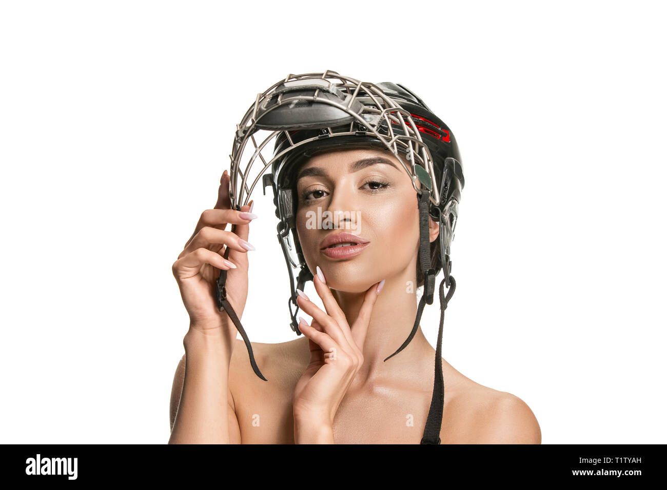 Weibliche hockey player schließen oben mit den Helm und Maske über weiße studio Hintergrund Stockfoto