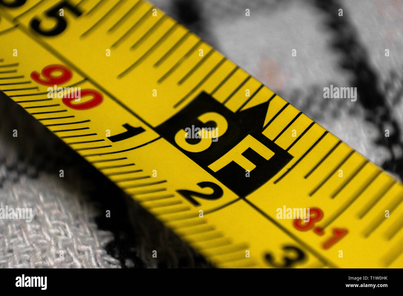 Gelbe Maßband zeigt die Messung in Meter und feet Stockfotografie - Alamy