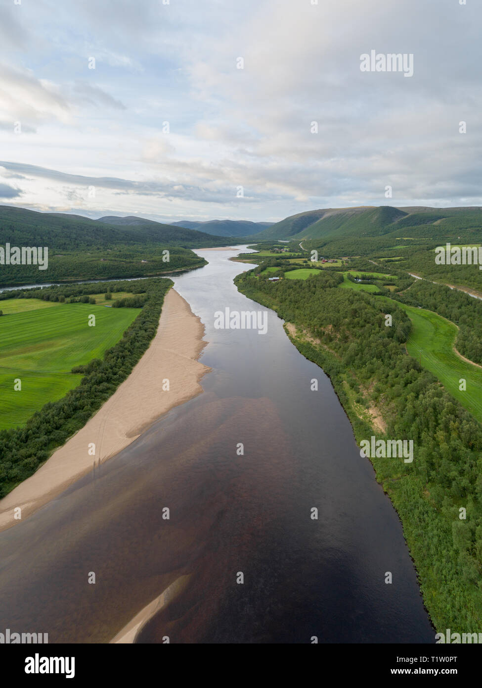 Luftaufnahme von Teno aka Tana River zwischen Norwegen und Finnland im Sommer. Teno River ist bekannt für seine Lachsfischerei bekannt. Stockfoto