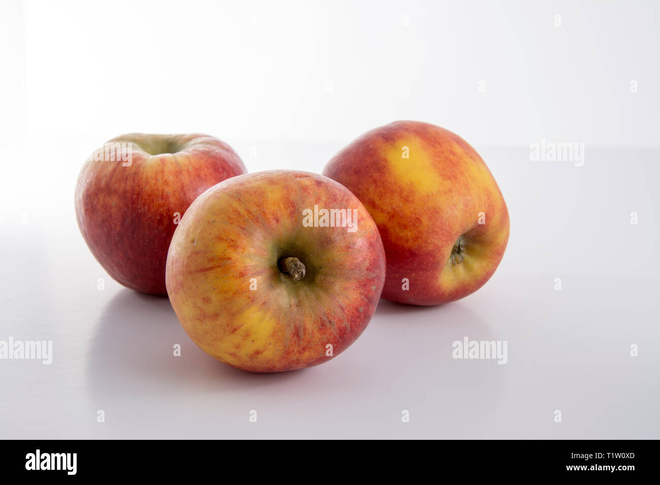 Britische Äpfel auf weißem Hintergrund Stockfoto