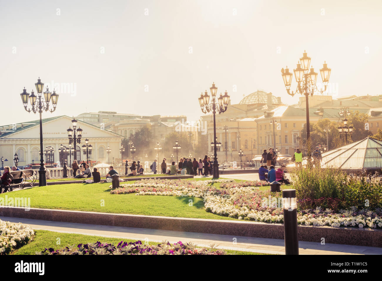 Moskau, Russland - September 23.09.2017: Touristen zu Fuß in Moskau auf einem Hintergrund von Gebäuden des Moskauer Kreml im sonnigen Sommertag. In der Mitte der Stadt. Stockfoto